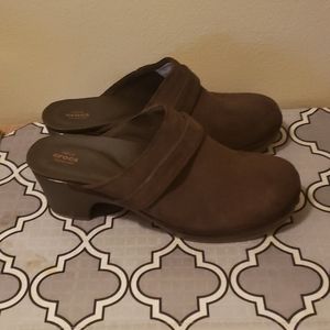 New without box Crocs Mules Sueade size 8